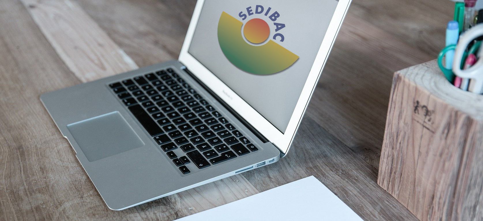 Ordinador portàtil amb el logotip de SEDIBAC