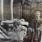 Edward Bach y su hija Evelyn (Bobbie) en el jardín de la casa.