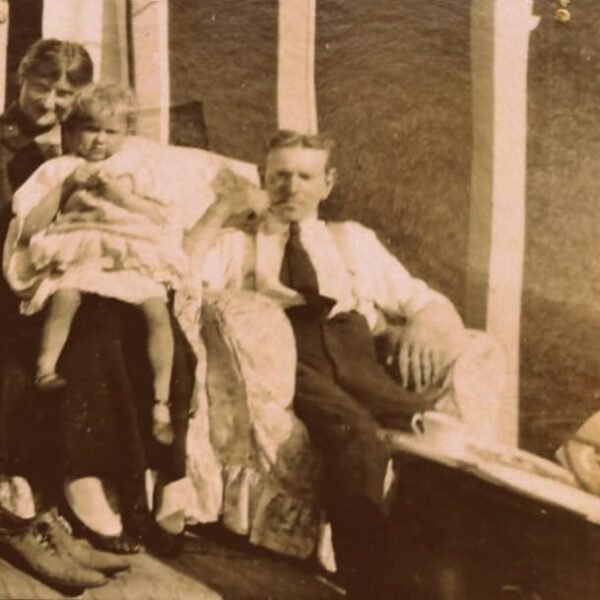 Dr. Edward Bach, su esposa Kitty y la hija de ambos, Evelyn (Bobbie)