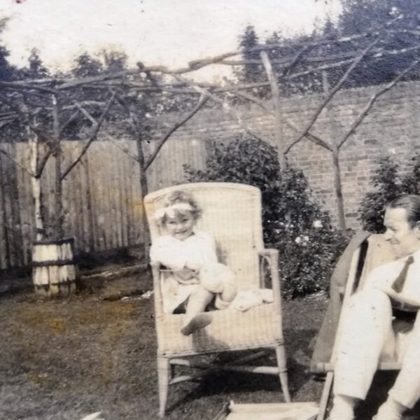 Edward Bach y Evelyn (Bobbie) en el jardín de su casa en Chorleywood.