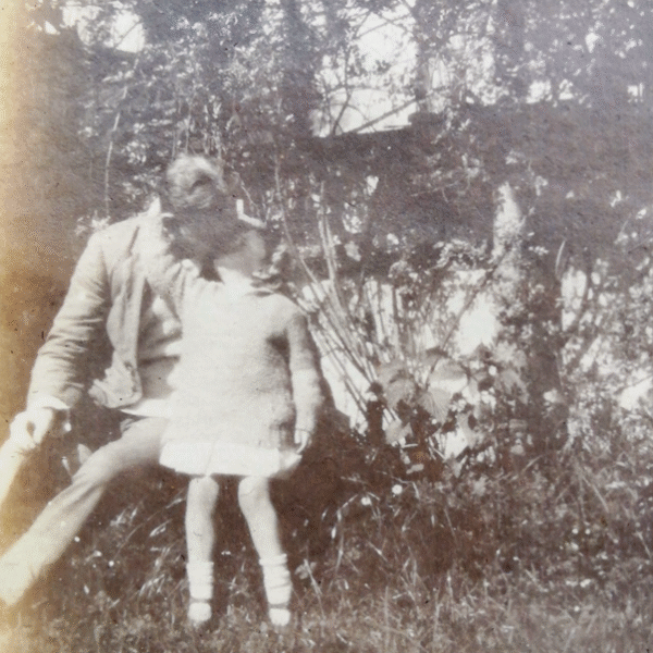 El Dr. Edward Bach y su hija Evelyn (Bobbie)