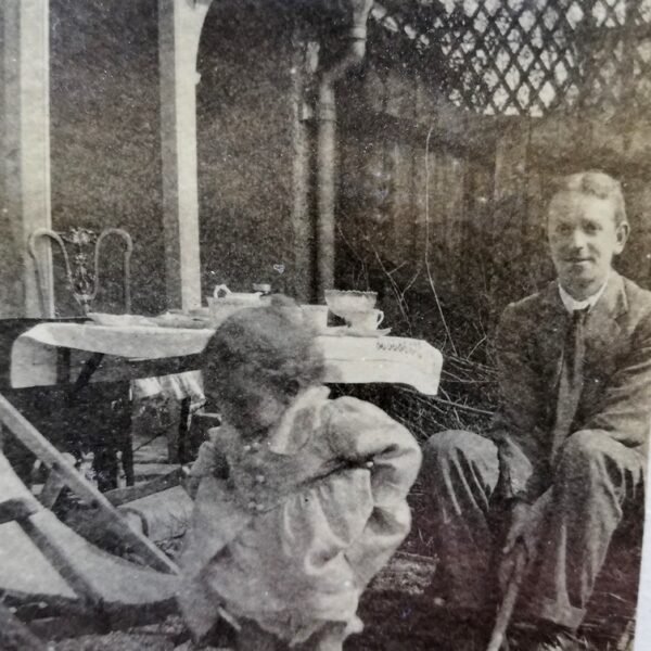 Edward Bach y su hija Evelyn (Bobbie) en el jardín de la casa que habitaron por un tiempo en Pinner, 1918.