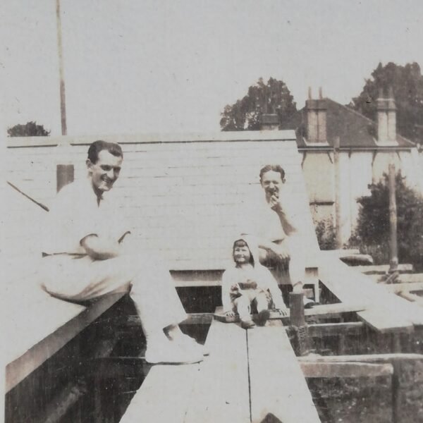 Evelyn con su padre, el Dr. Bach y el hermano de Kitty, Alan Light.